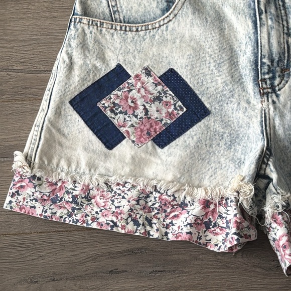 Vintage 1990’s mom high rise shorts with floral patchwork - Picture 2 of 9